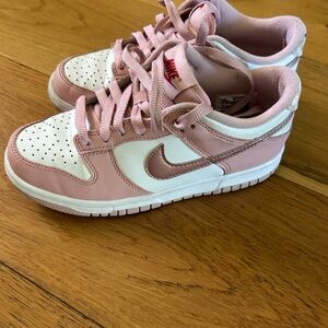 Nike girls low dunks pink